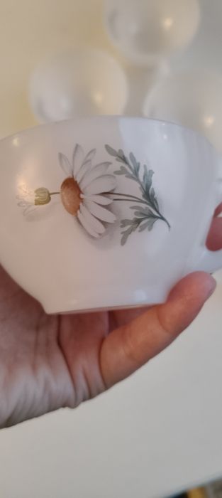 Chávenas em vidro leitoso