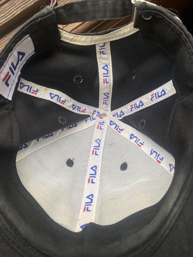 Продам бейсболку FILA