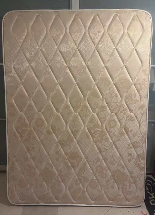 Colchão e estrado com pés - CAMA- pouco uso. OFERTA ALÇADO
