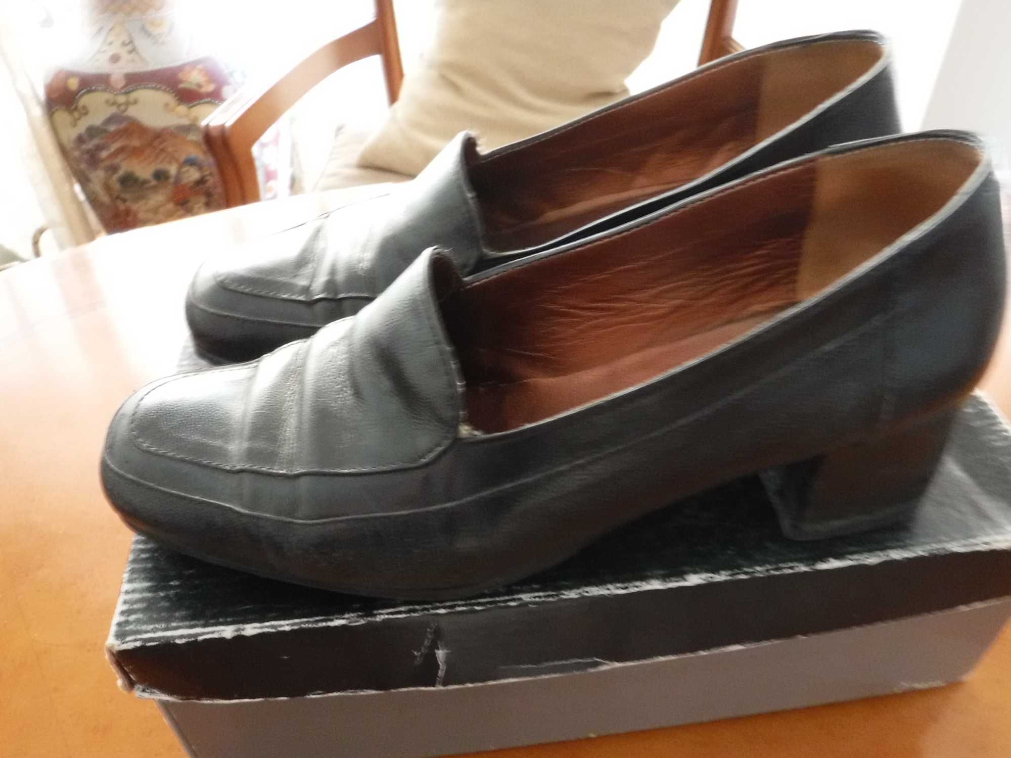 Sapatos em pele pretos 37 usados