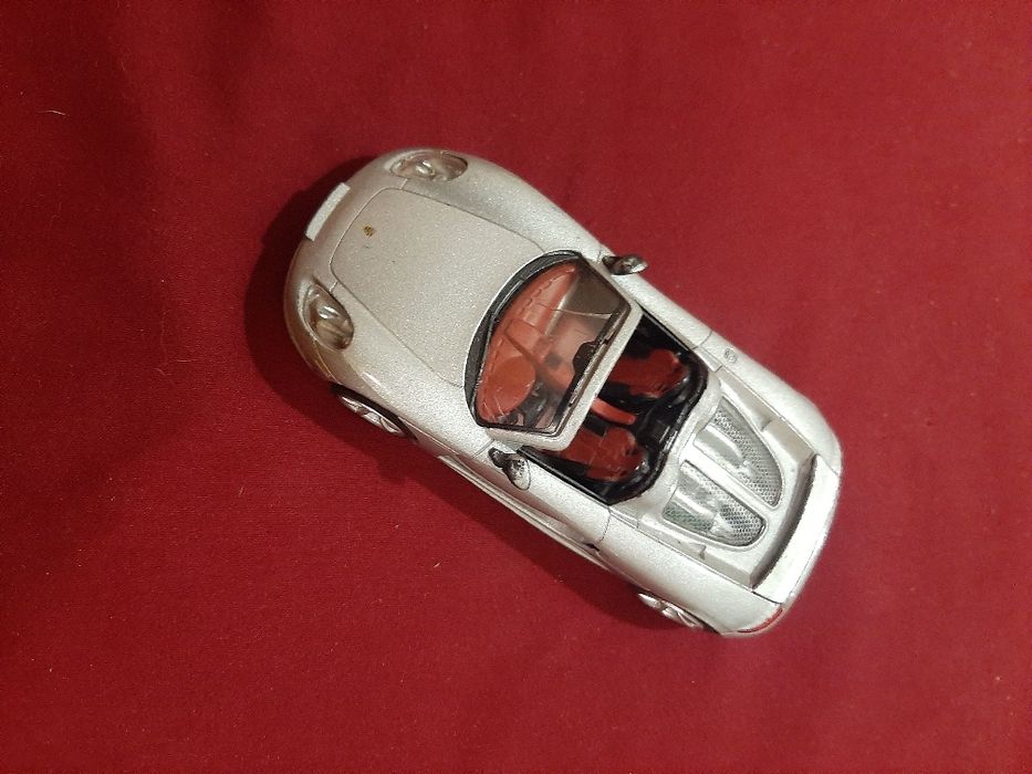 Модель Porsche Carrera GT Silver.