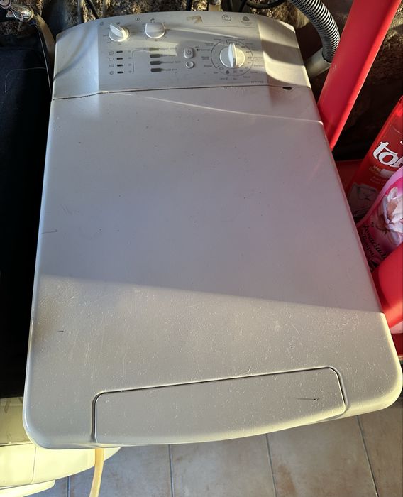 Vesndo máquina de lavar roupa estilo francesa, a trabalhar muito bem.