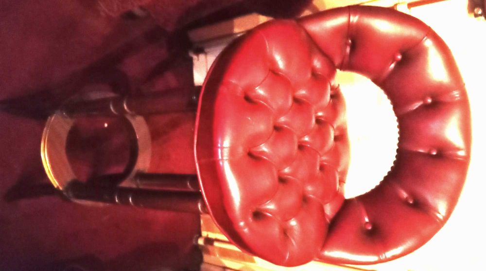 Banco de bar estofado pele com tampo couro e madeira