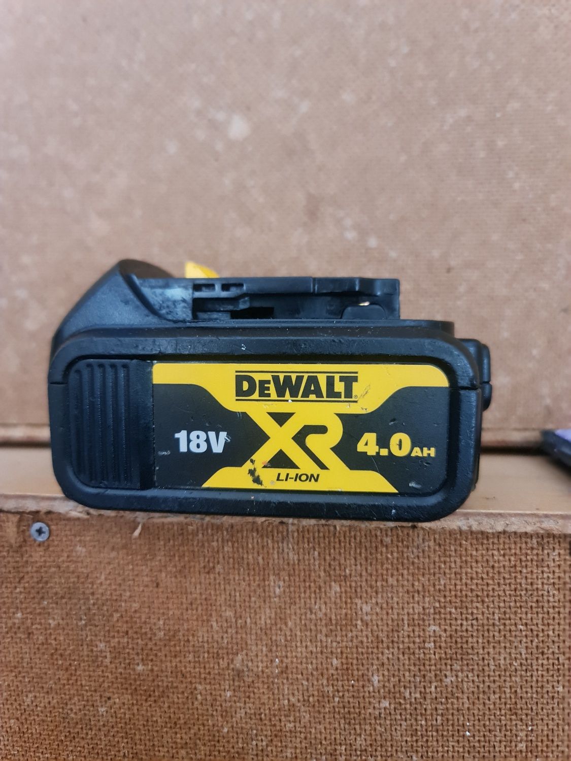 Продам акумулятор dewalt 4 ah