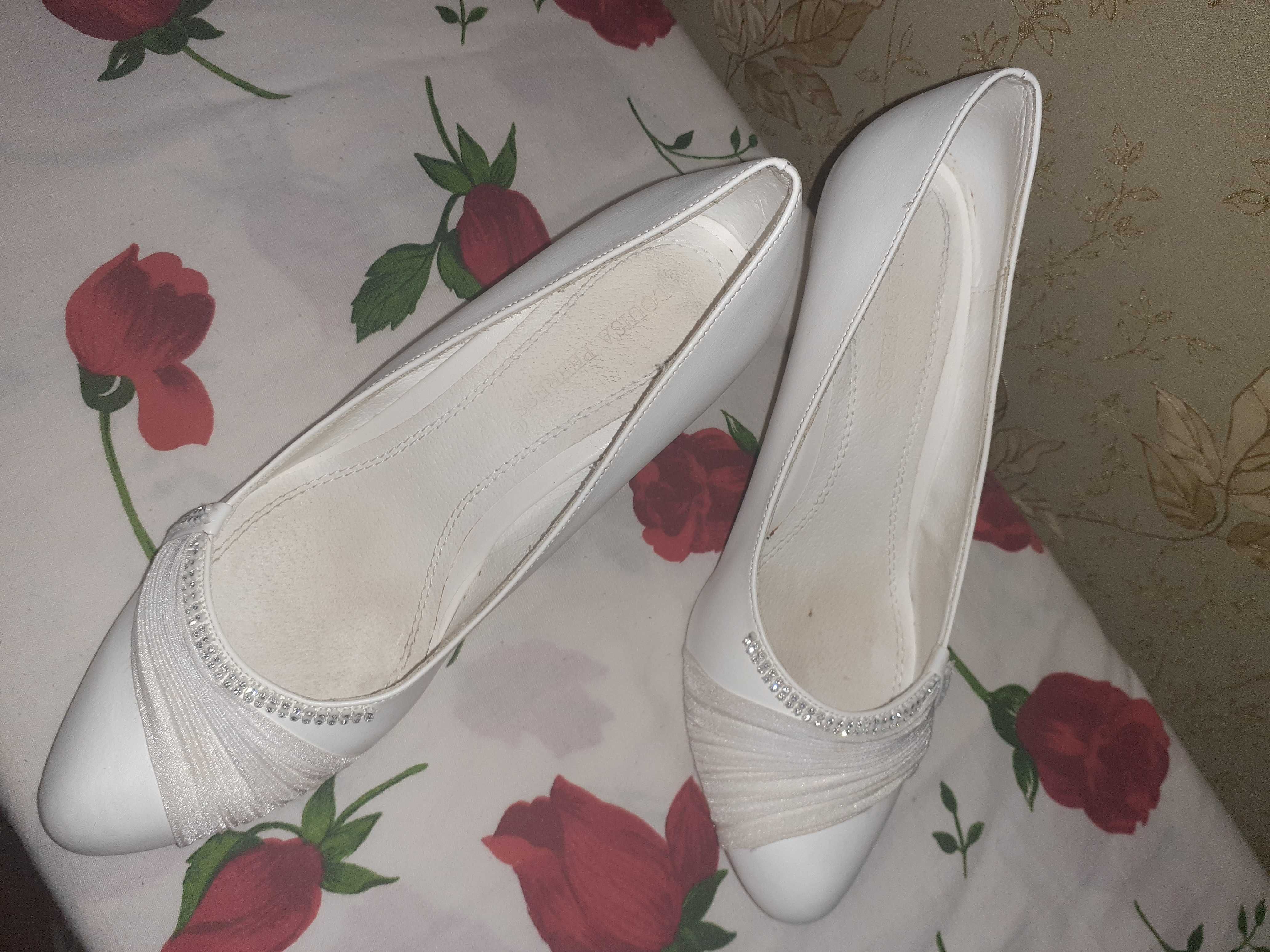 Весільні білі туфлі на зручному каблучку шкіряні