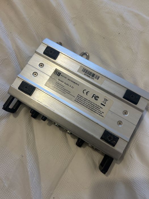 Placa Native Instruments Audio 8 DJ