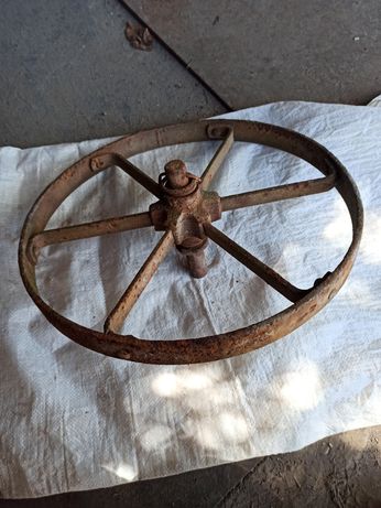 Колесо металеве коване старовинне для сг техніки культиватора воза