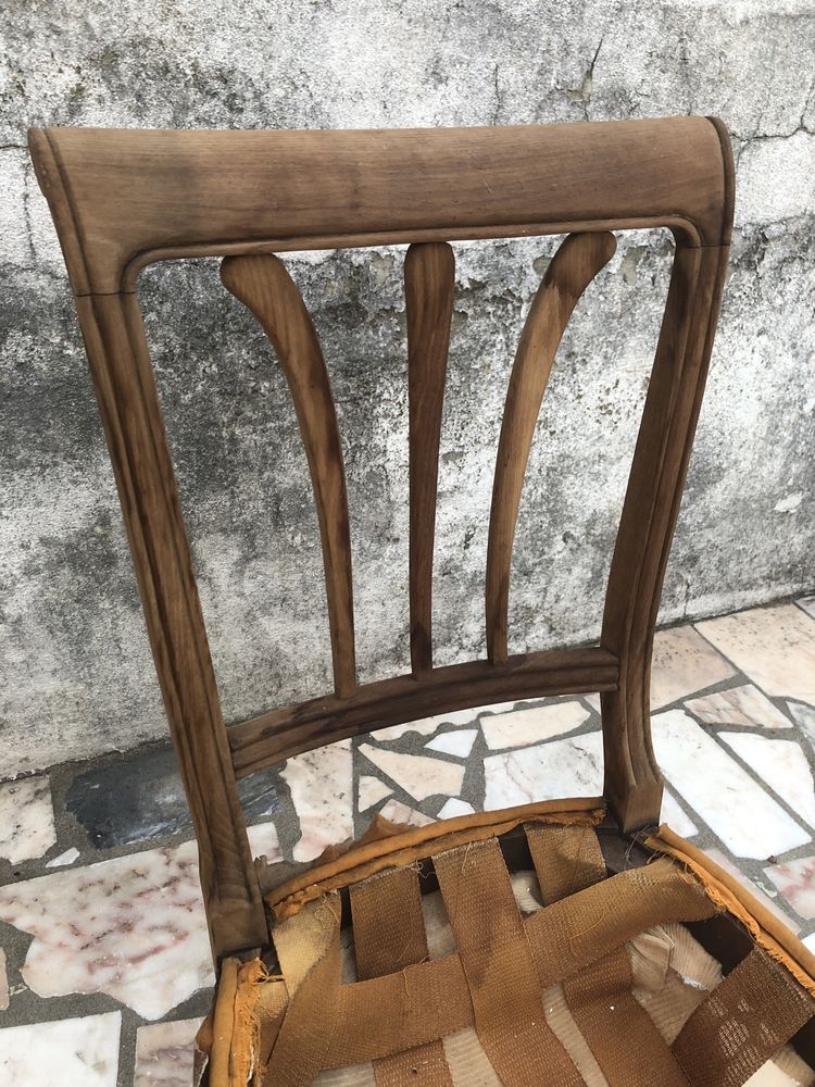 Cadeira de madeira para restauro
