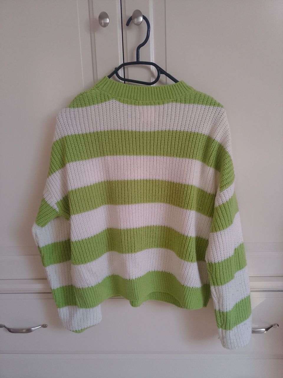 Sweter w zielone paski
