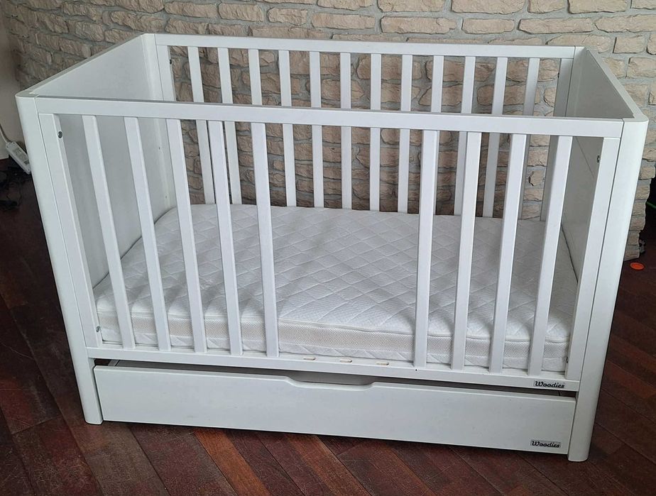 Drewniane białe łóżeczko Woodies Smooth Cot 120×60 szuflada materac