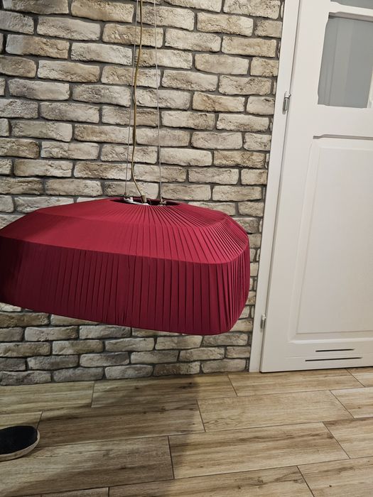 Lampa sufitowa czerwona.