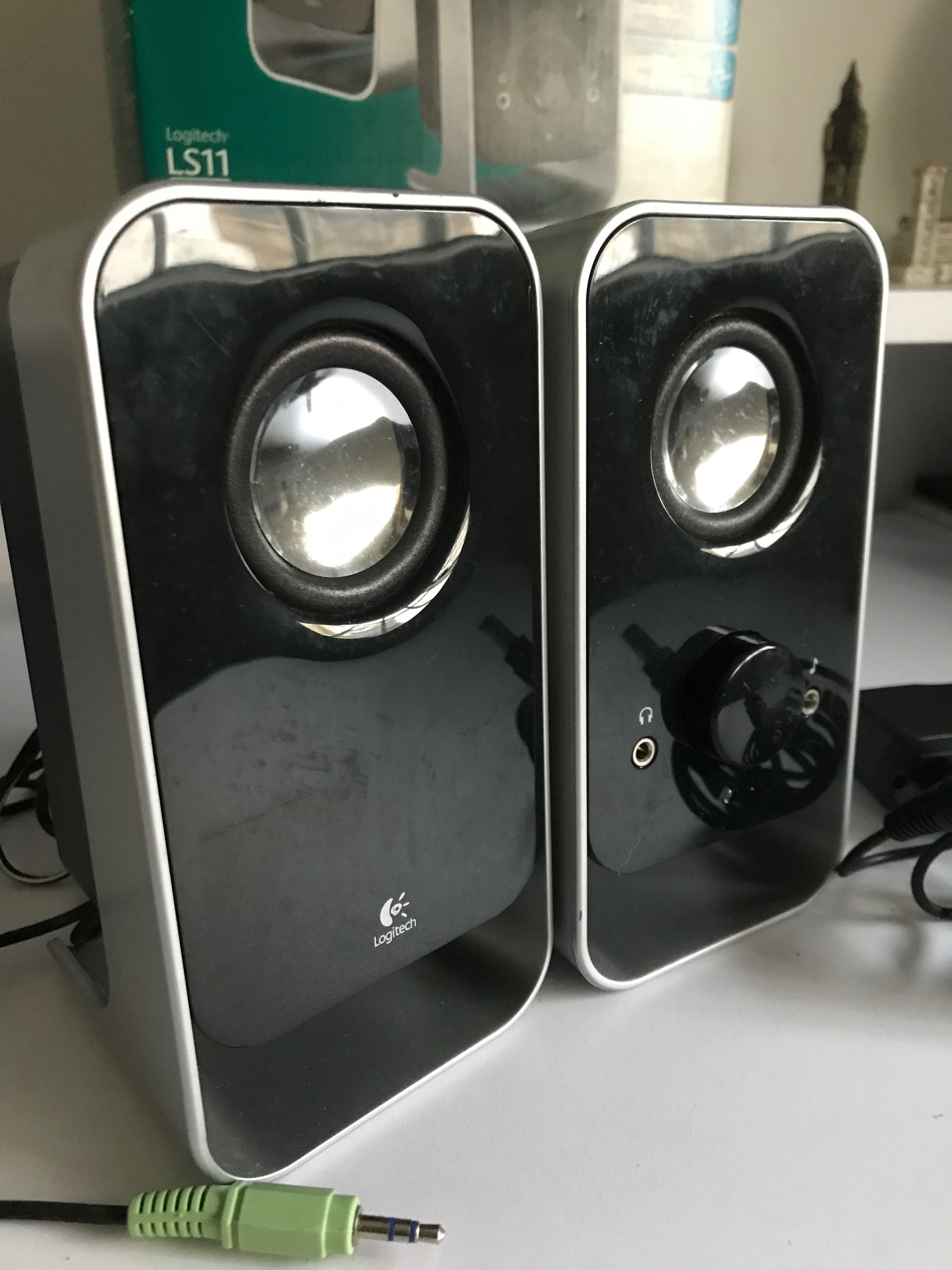 Colunas Logitech LS11