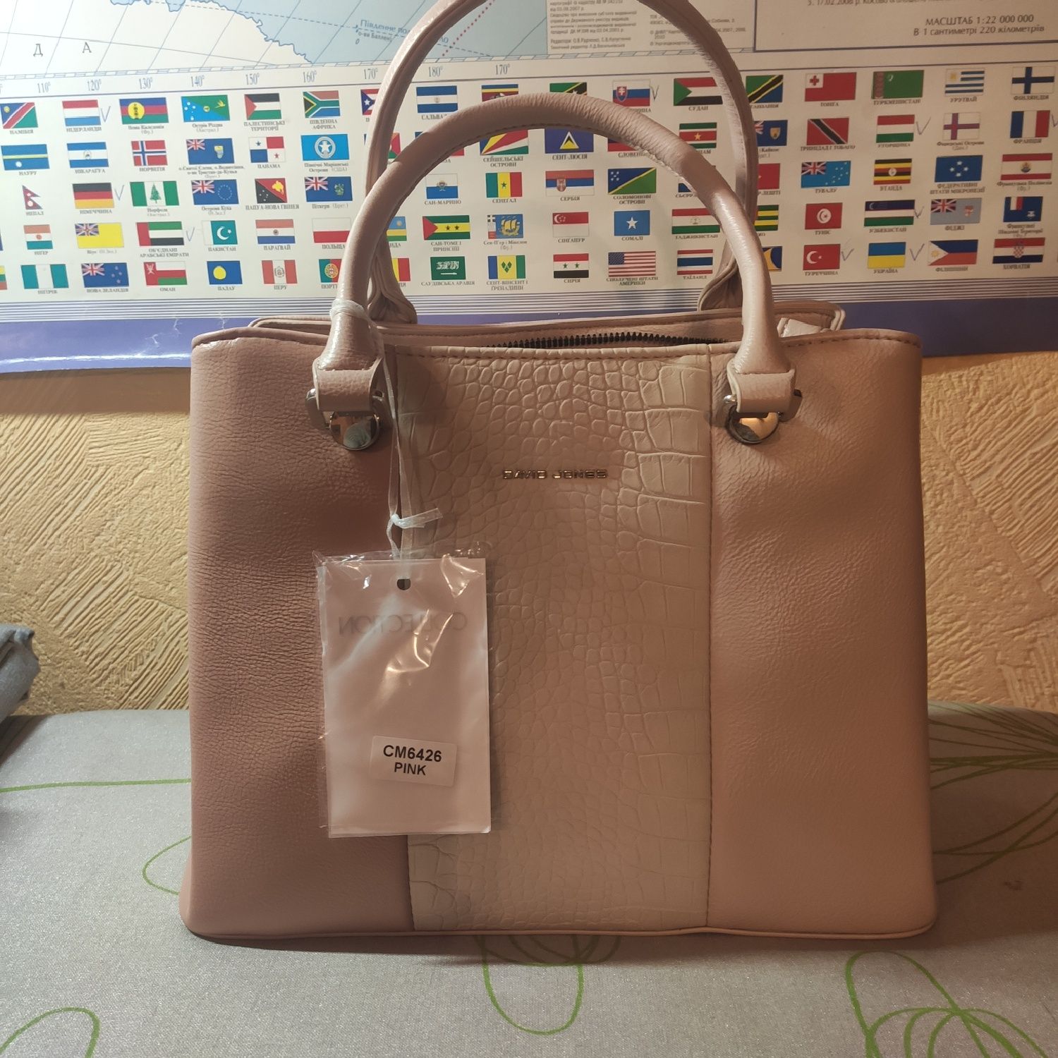 Новая прекрасная женская сумка фирмы Дэвид Джонс светлого цвета