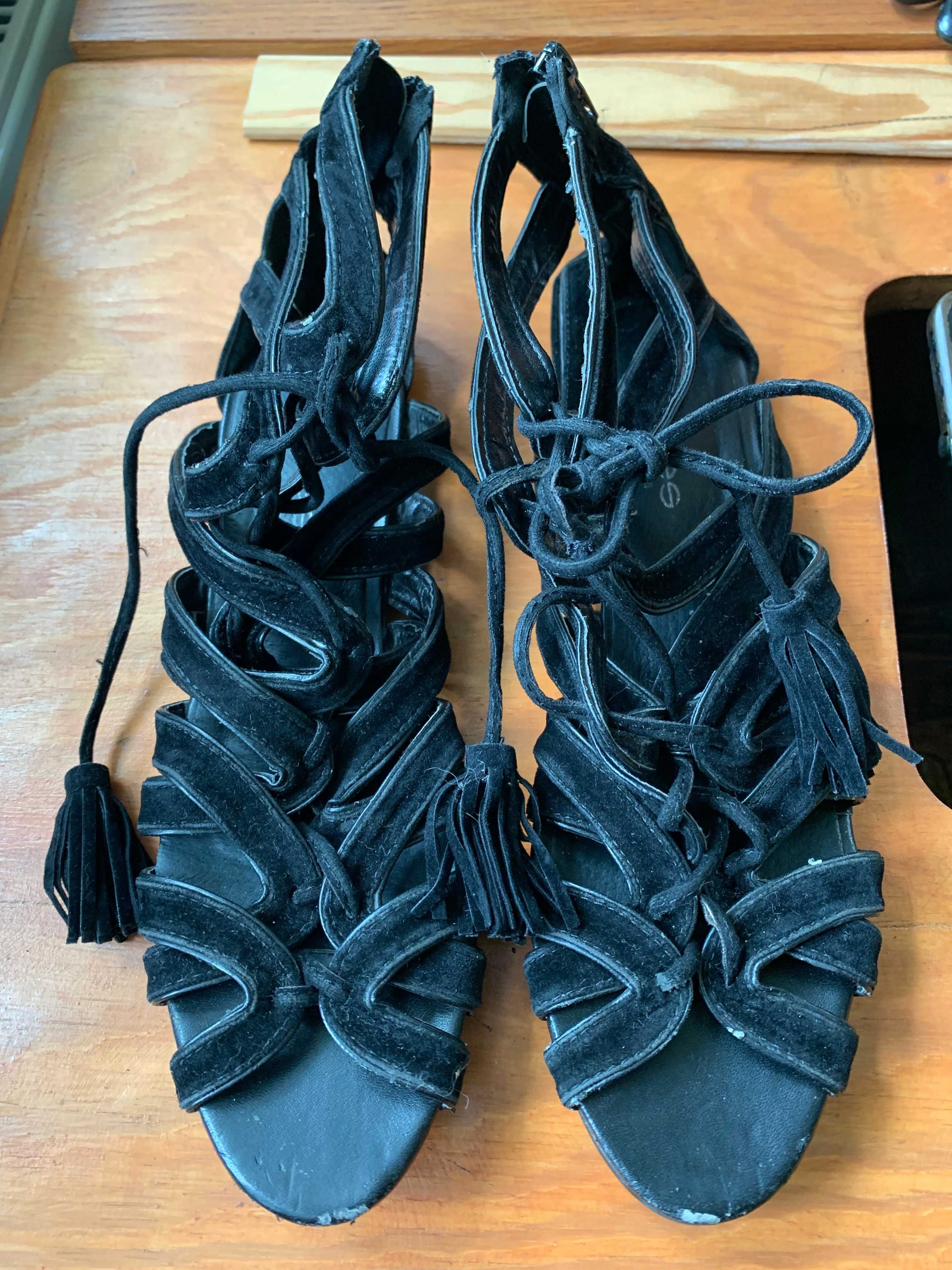 Czarne zamszowe sznurowane sandały Pieces roz. 39