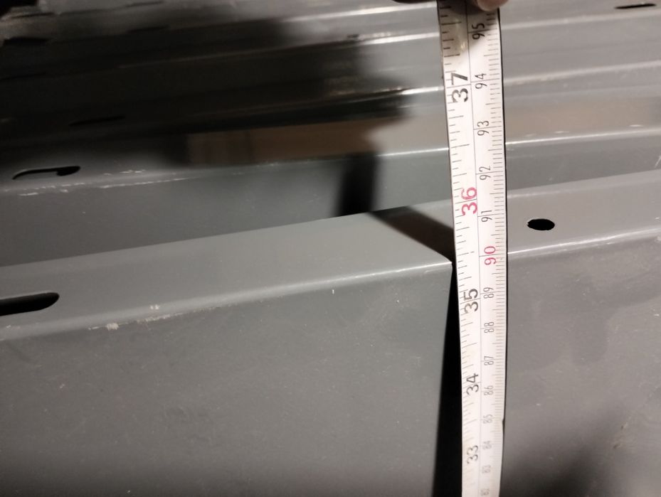 Estante com 10 prateleiras de metal cinza com os perfis / perfil / Pos