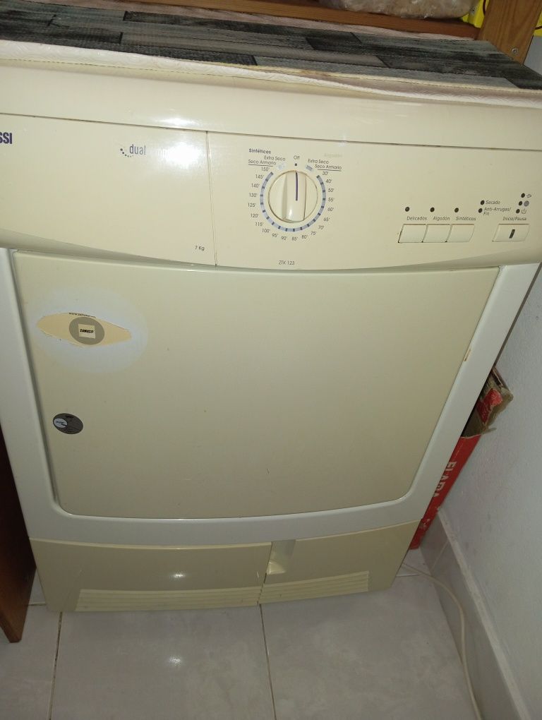 Máquina de secar roupa