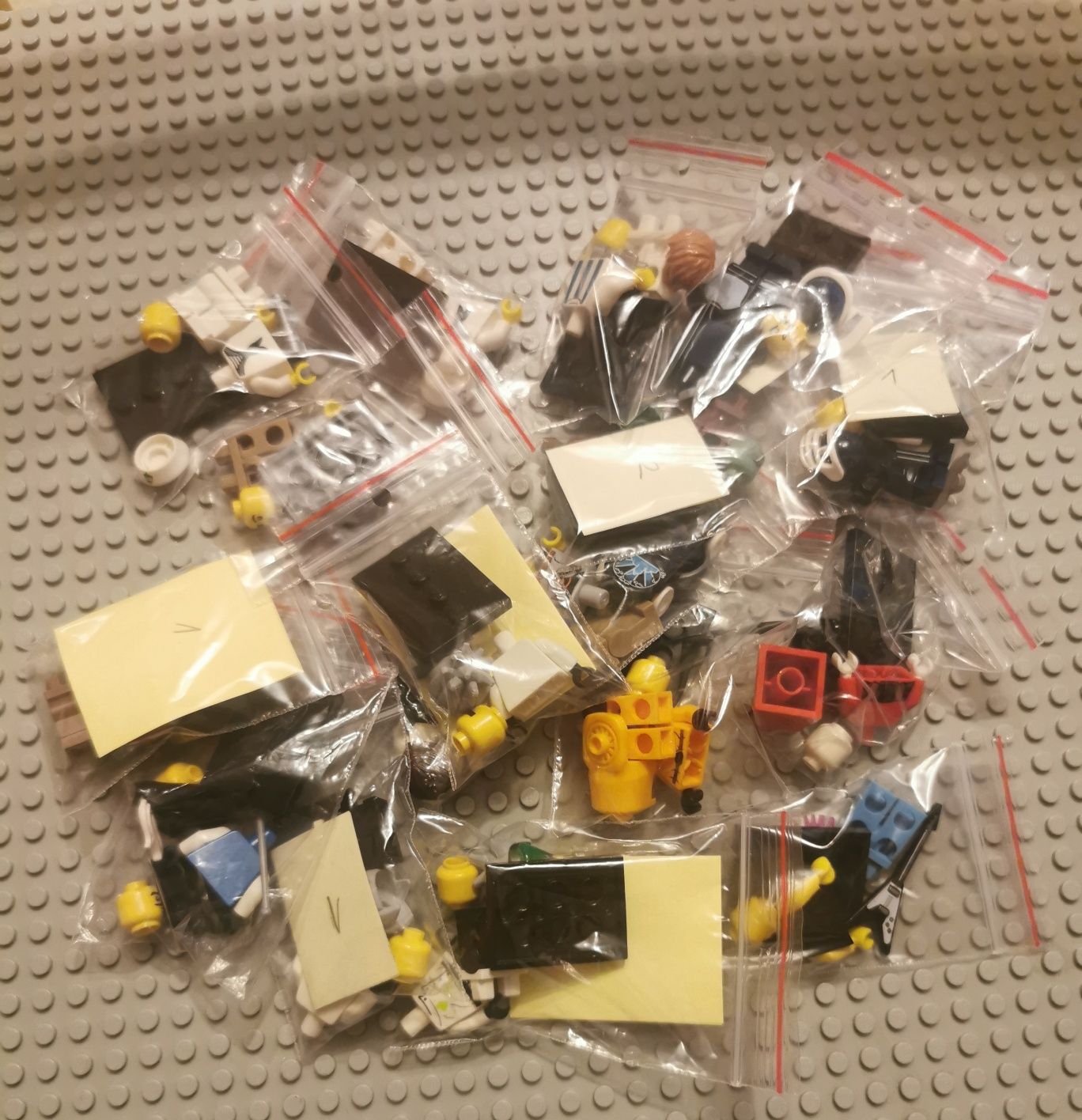 Minifigures seria 4 Lego 8804 14 sztuk