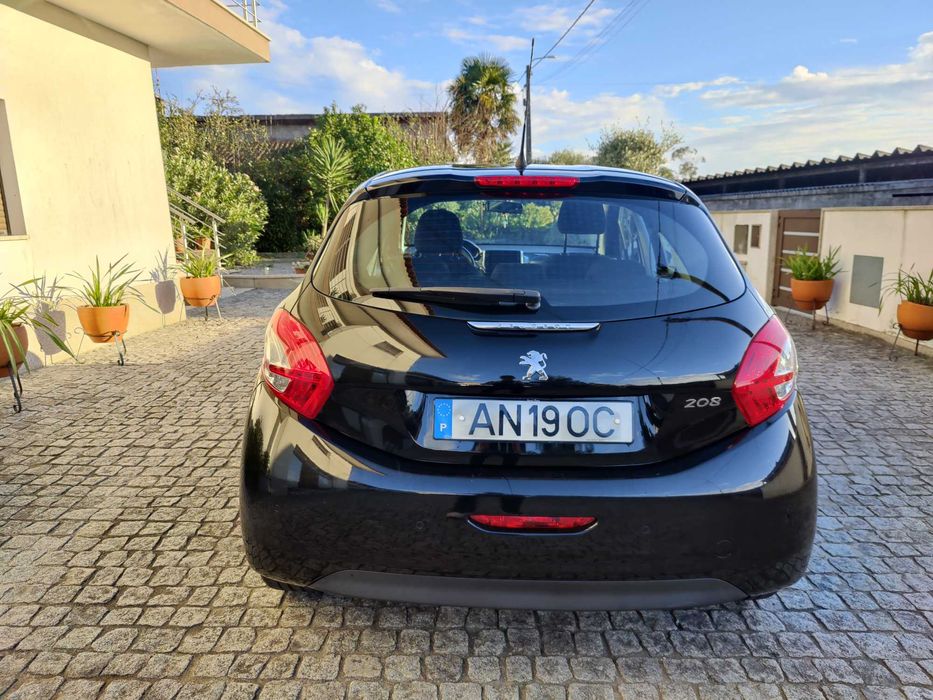 Peugeot 208 1.2 active 2014