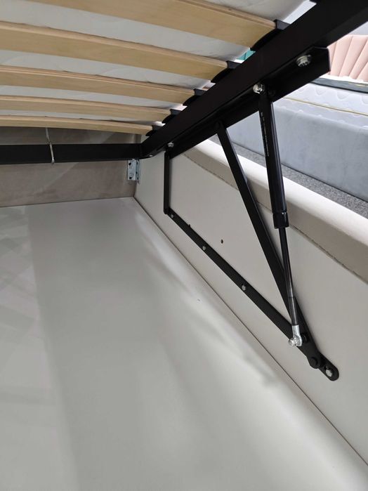 Łóżko zdobione cyrkoniami 160x200 ze stelażem metalowym i pojemnikiem