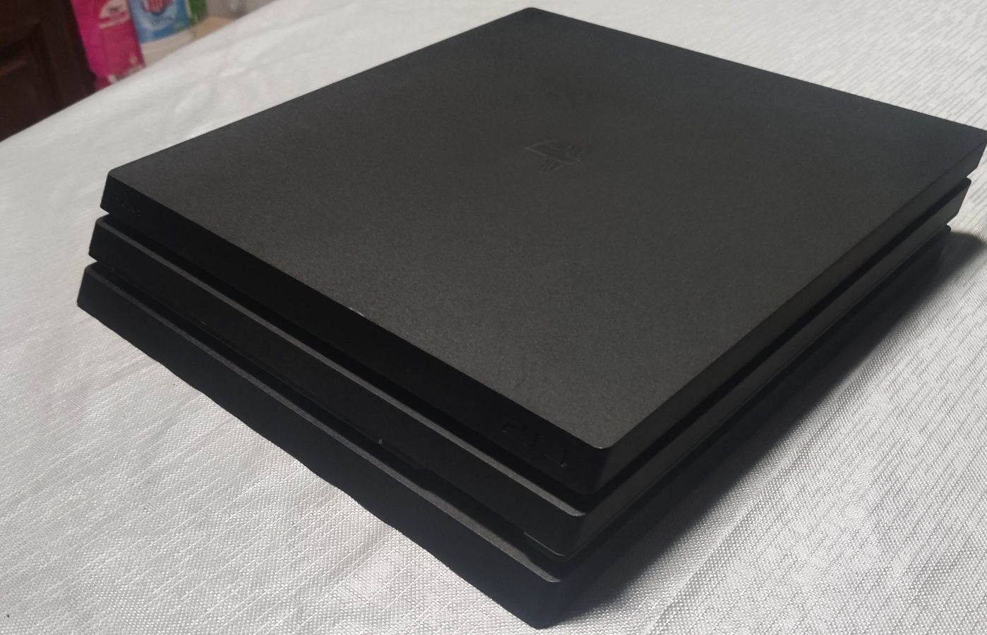 PS 4 PRO 1TB + 6 jogos