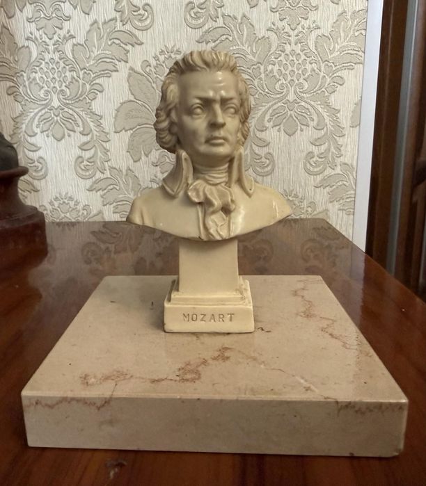Бюст Моцарта на мармуровій підставці