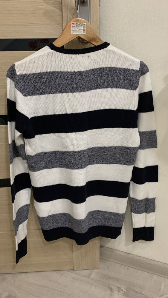 Продам свитер Oodgi для мальчика размер S
