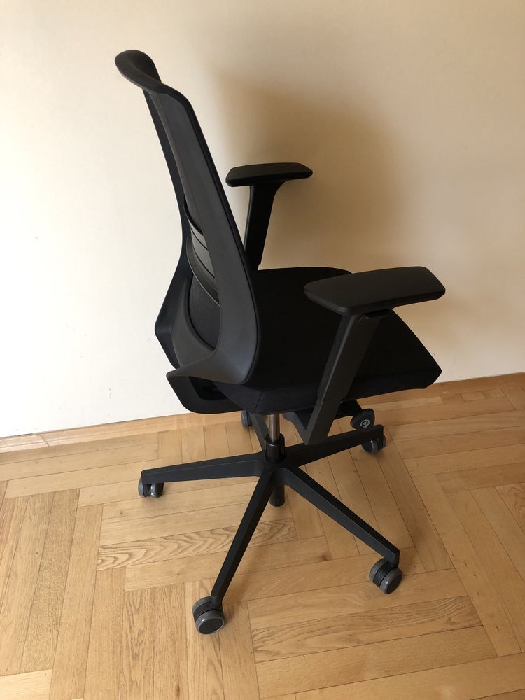 Czarny fotel obrotowy Profim LightUp krzesło biurowe