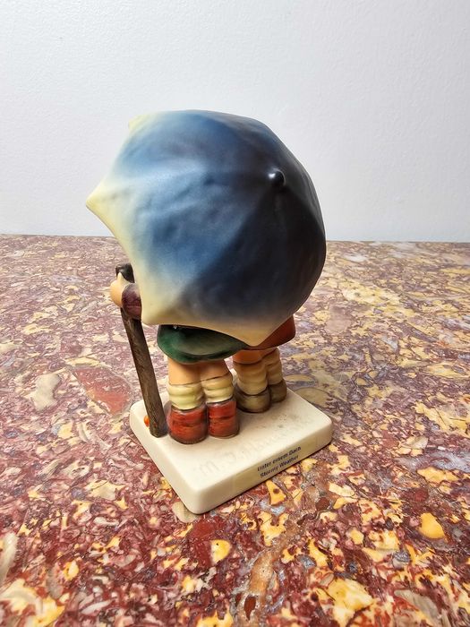 Urocza Figurka porcelana Goebel Hummel #71/2/0 "Ulewa" 11 cm Niemcy