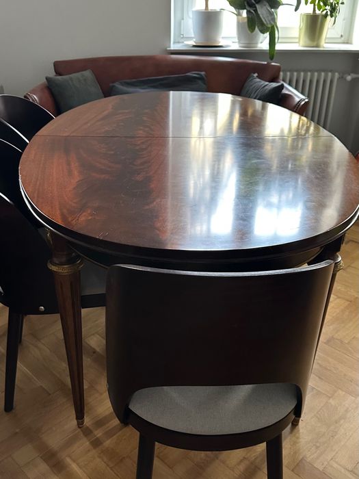 Komplet mebli: stół z gablota