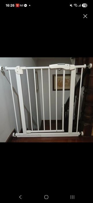 Barreira de segurança branca para crianças
