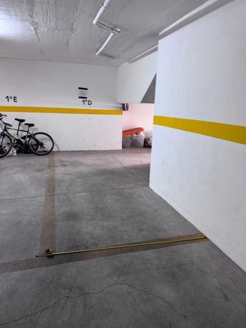 Aluga-se parqueamento (ideal para Moto)