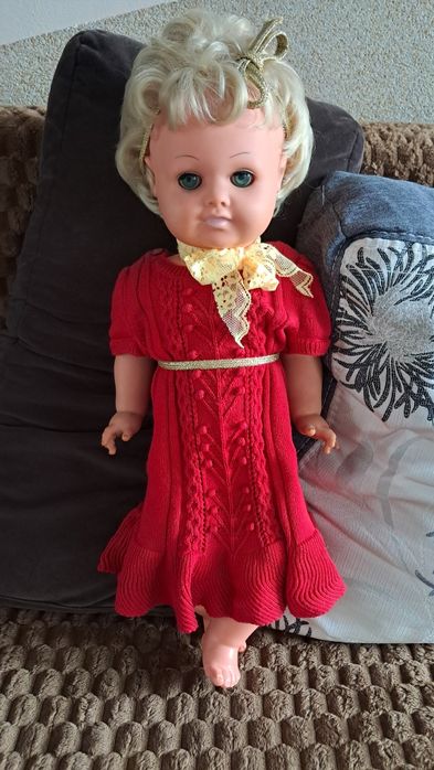 Lalka w czerwonej sukience