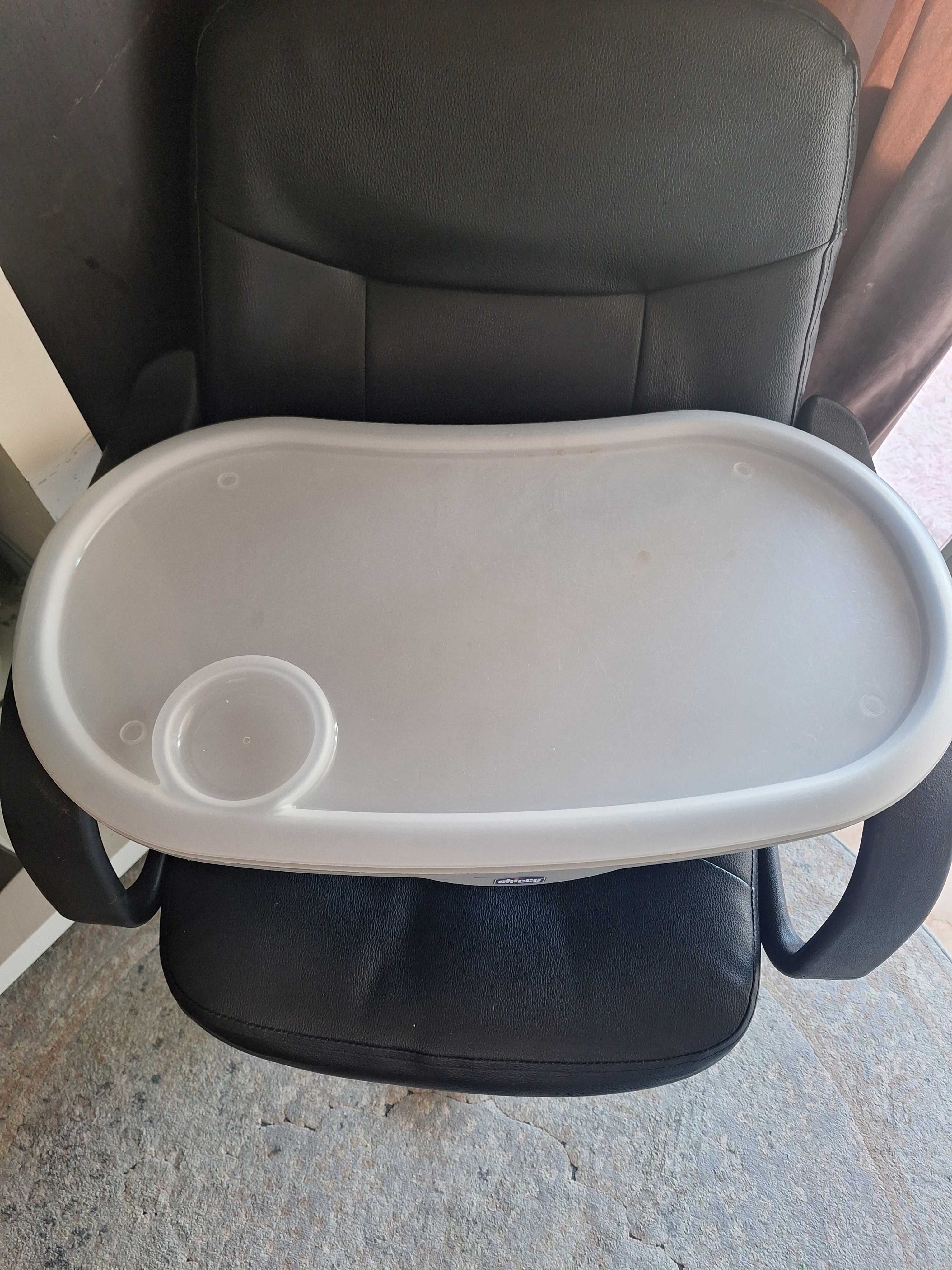 Berço de bebe e cadeira de alimentação