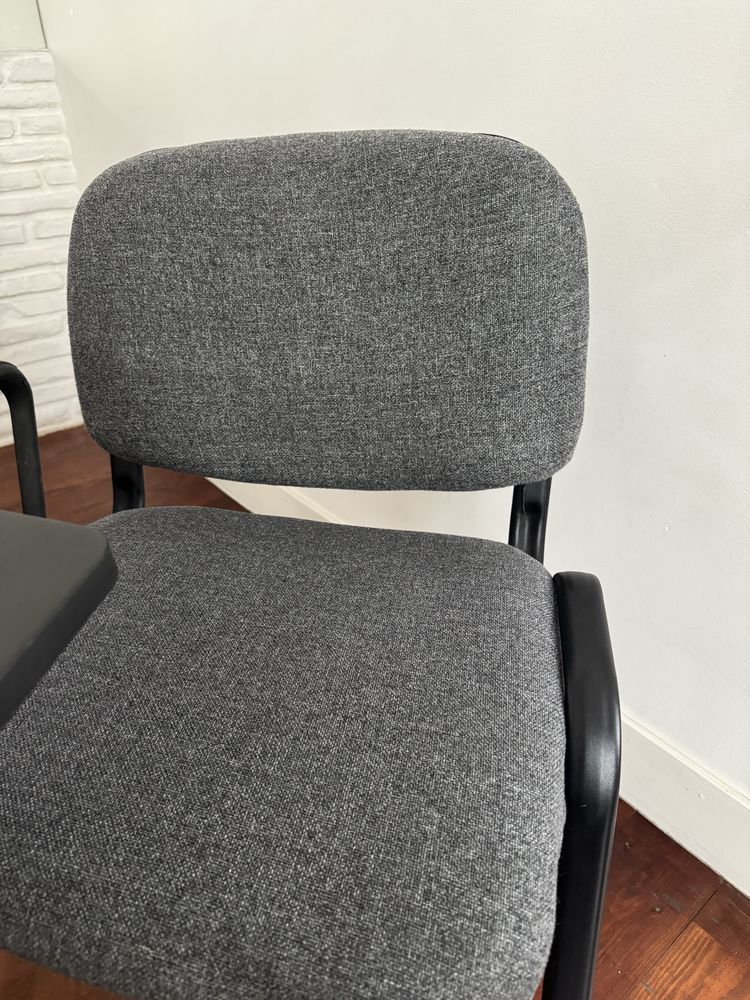 Conjunto com 7 cadeiras estofadas com braço removivel