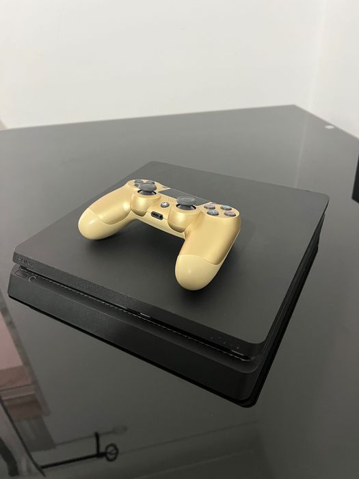PlayStation 4 500GB + Comando Dourado e cabo