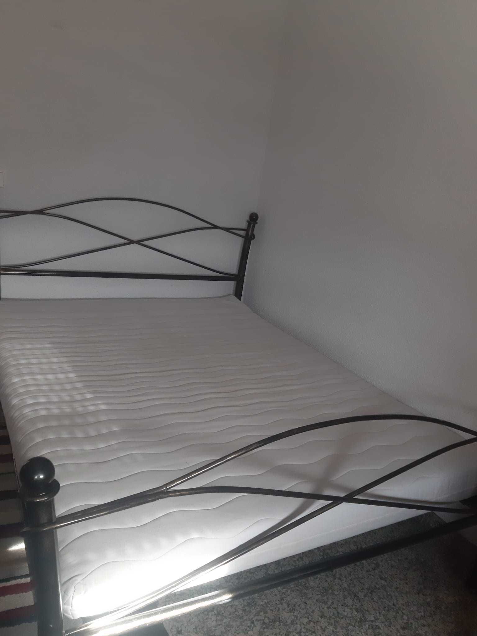 Cama de casal c/ estrado (oferta colchão usado)