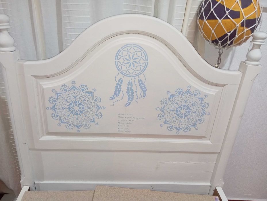 Banco feito de  uma cama