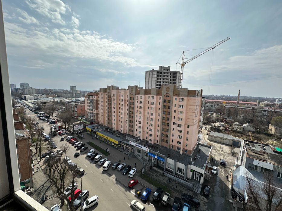 Простора квартира в центрі за драм.театром