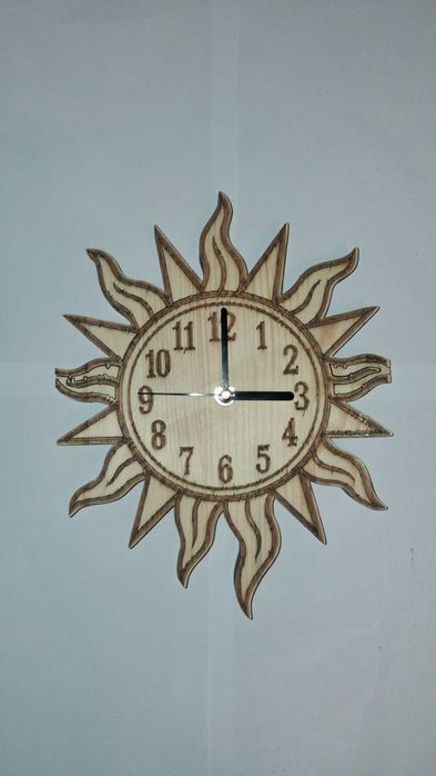 Zegar ścienny w kształcie słońca