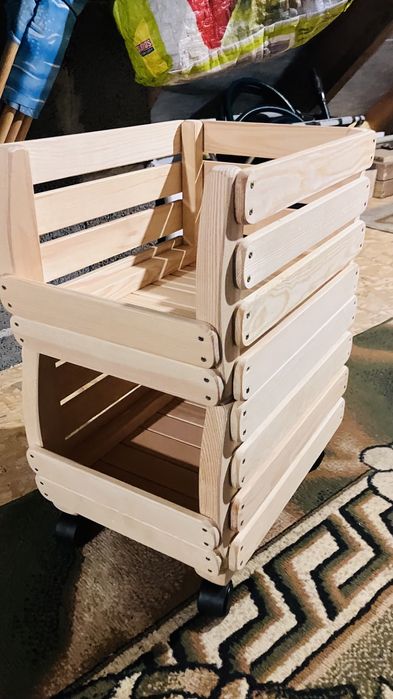 Regał drewniany na kółkach 100 x 41 x 32 cm
