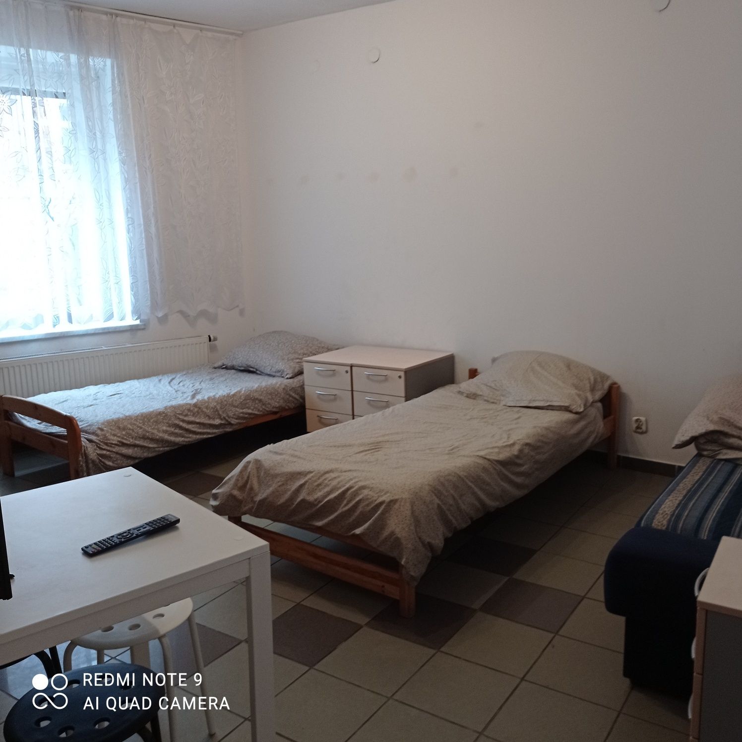 Pokój dwuosobowy w mieszkaniu dwupokojowym.