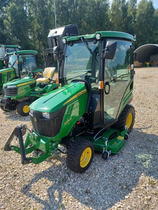 Ciągnik wielozadaniowy John Deere 1026R