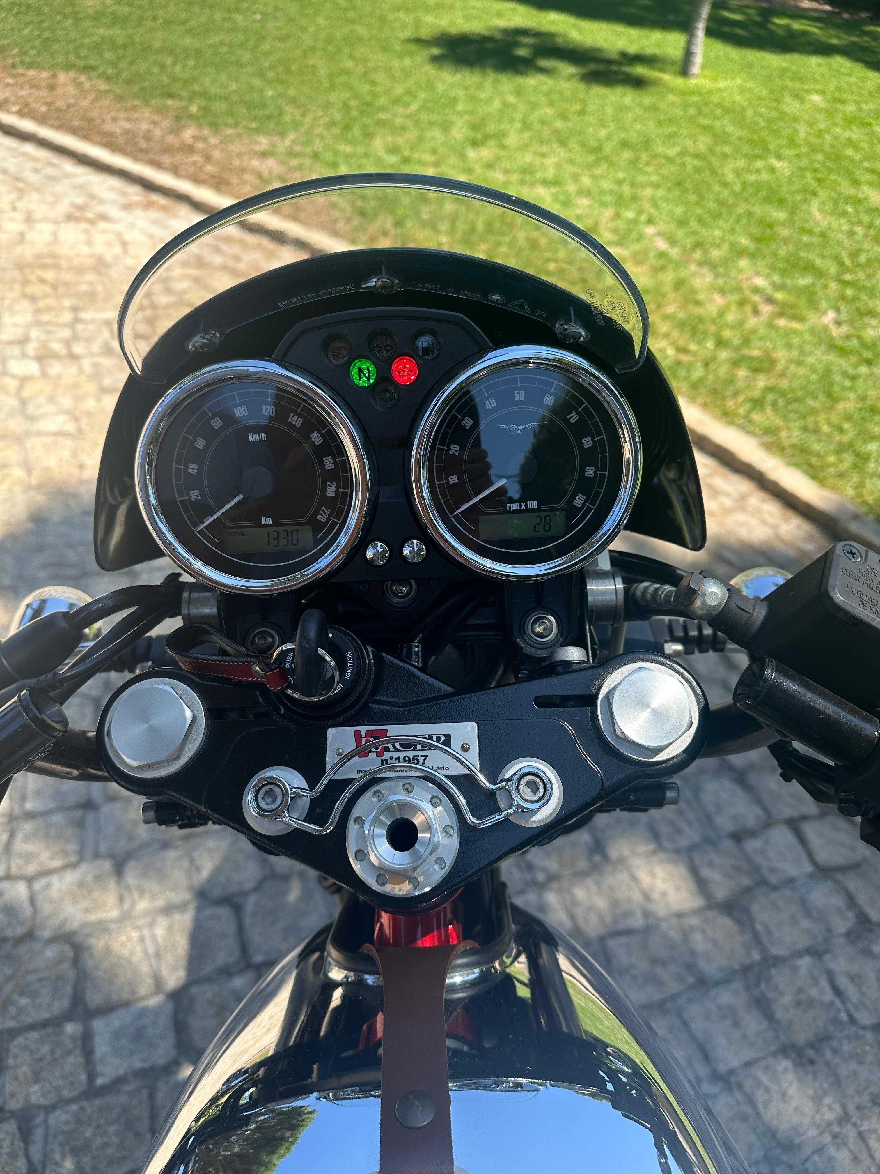 Moto Guzzi V7 Racer 2013 • 1.330 km • Escapes Arrow + Extras