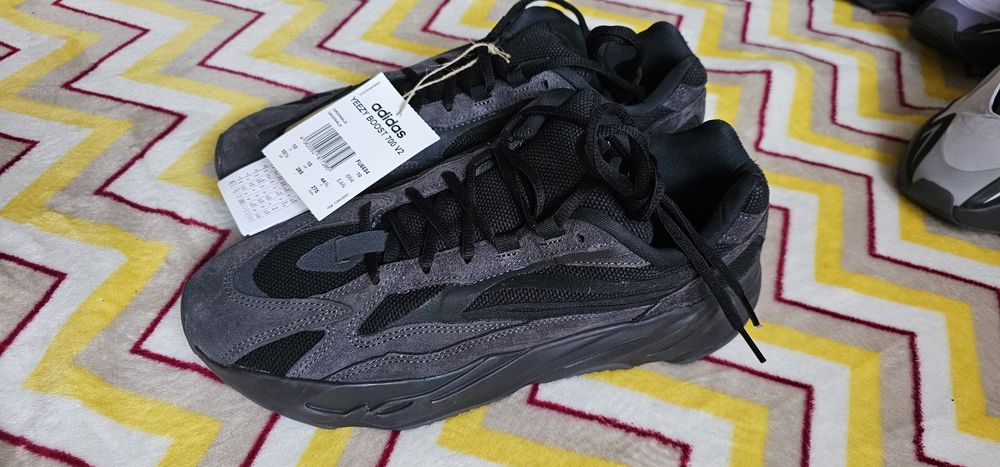 YEEZY Boost 700 V2 Vanta Rozmiar 44 2/3