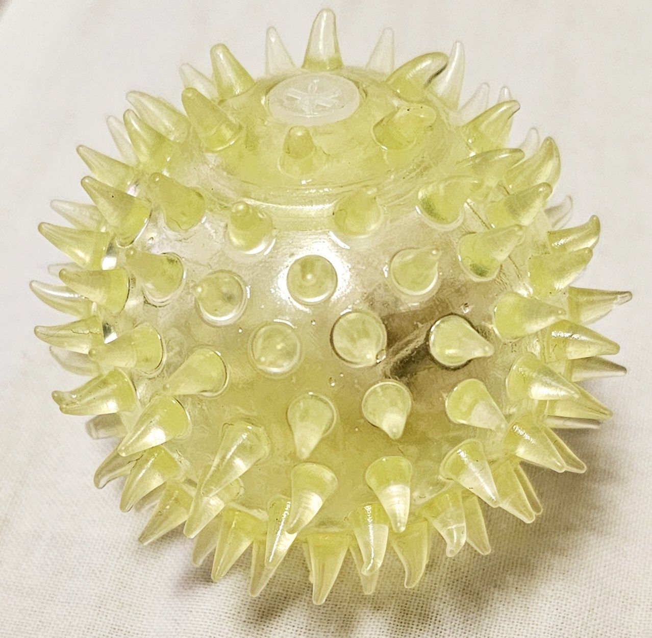 Duża piszcząca piłka z kolcami dla psa lub kota, 7cm