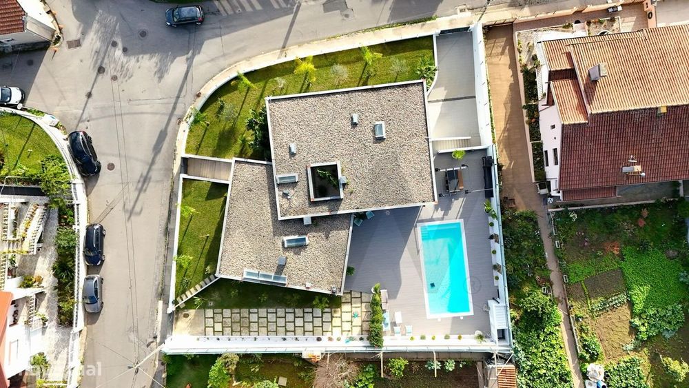 Moradia T4 Térrea c/ Cave | Alto Padrão c/ Piscina | Zona Lazer | Jard