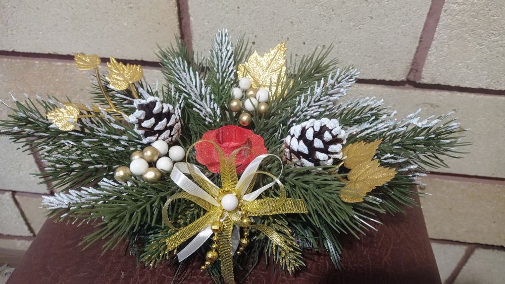 В наявності новорічні гірлянди і підсвічники