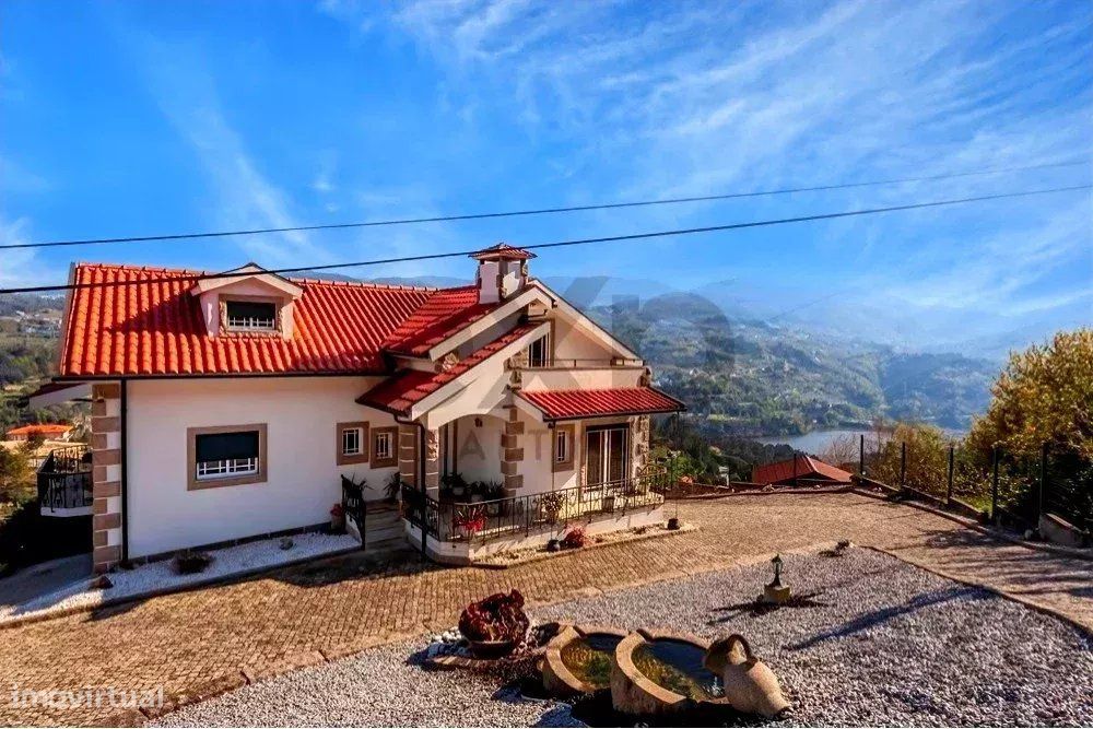 Moradia T2+4 Com Piscina E Vistas Para O Rio Douro