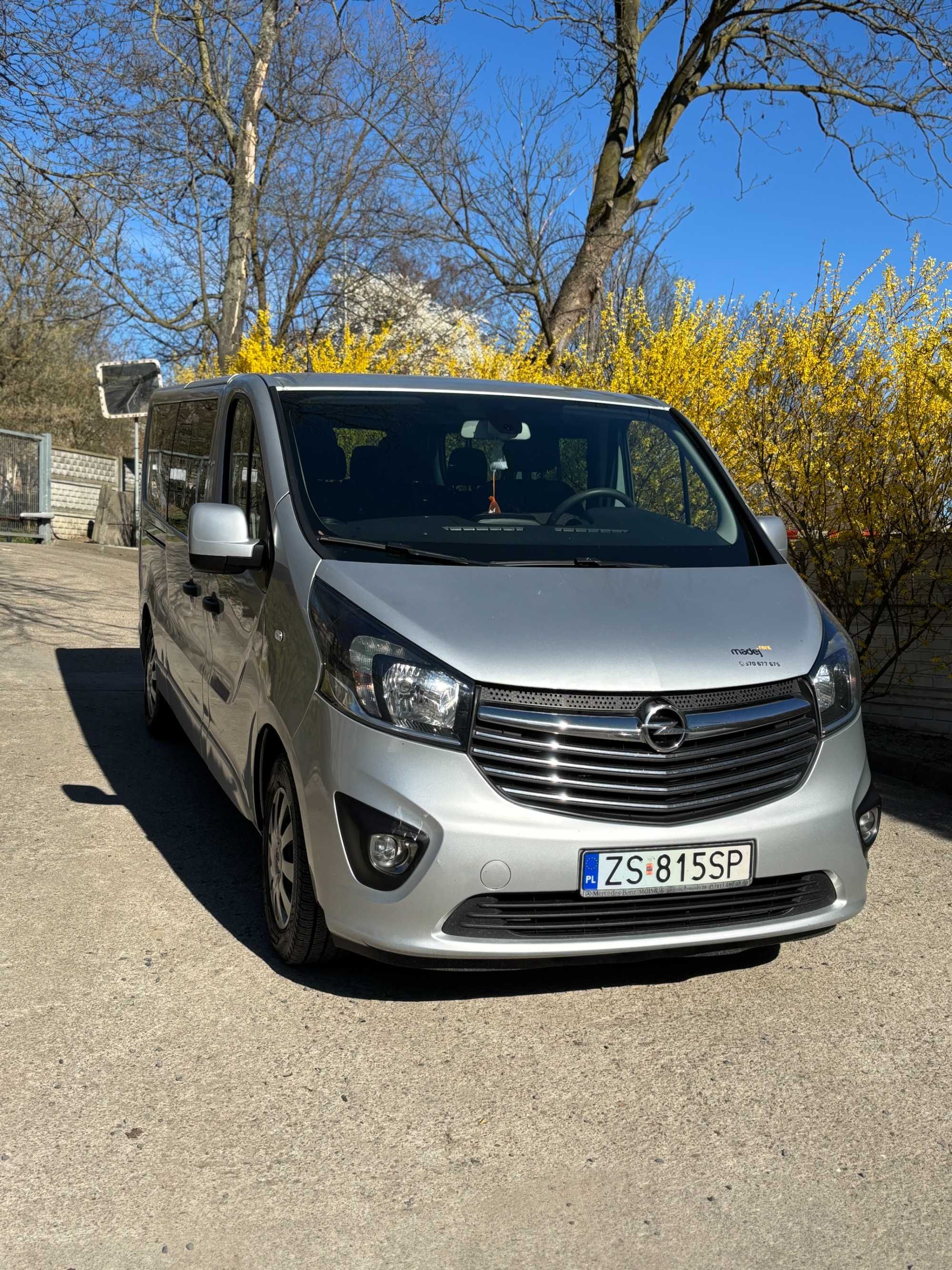 Wypożyczalnia Wynajem busa 9 osobowego Opel Vivaro long