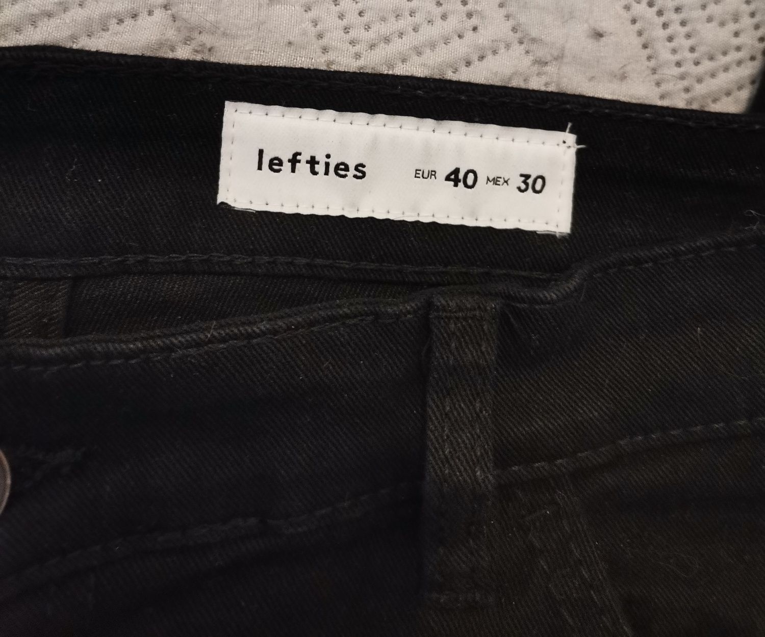 Jeans pretas cinta subida Lefties